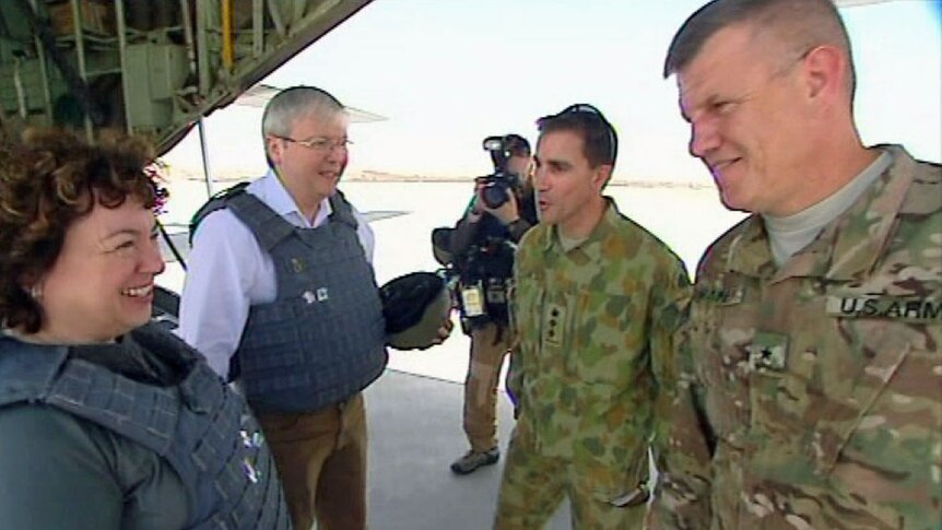 Kevin Rudd and Therese Rein talk to troops