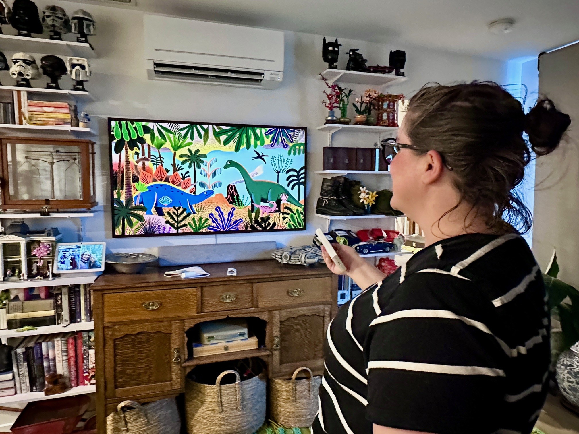 Uma mulher ligando o ar condicionado.