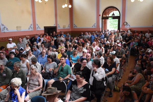 Locals have packed out a community meeting in Buninyong, for the Scotsburn fire.