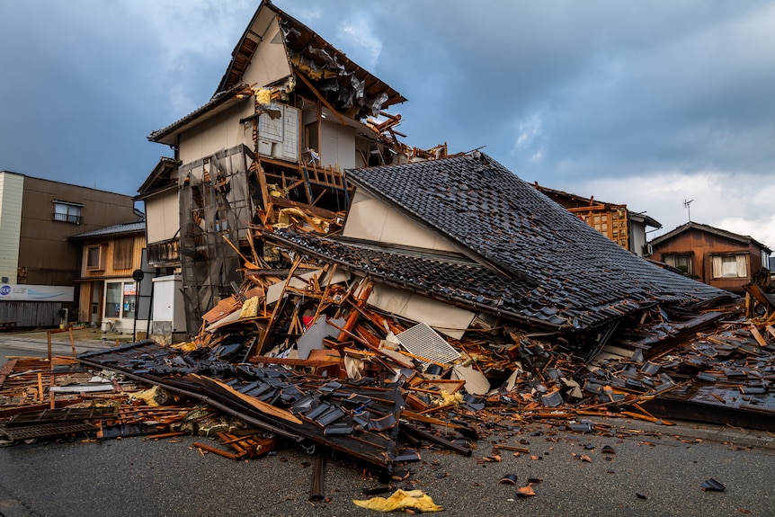 Image of a house that has collapsed after the earthquake.
