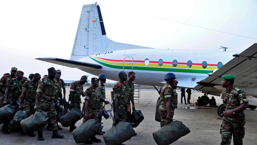 Benin soldiers board plane for Mali