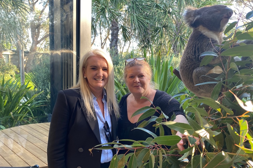 Deux femmes avec un Koala.