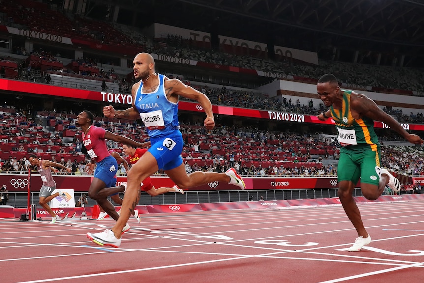 Lamont Jacobs serre le poing alors qu'il franchit la ligne d'arrivée de la finale du 100 m aux Jeux olympiques de Tokyo.