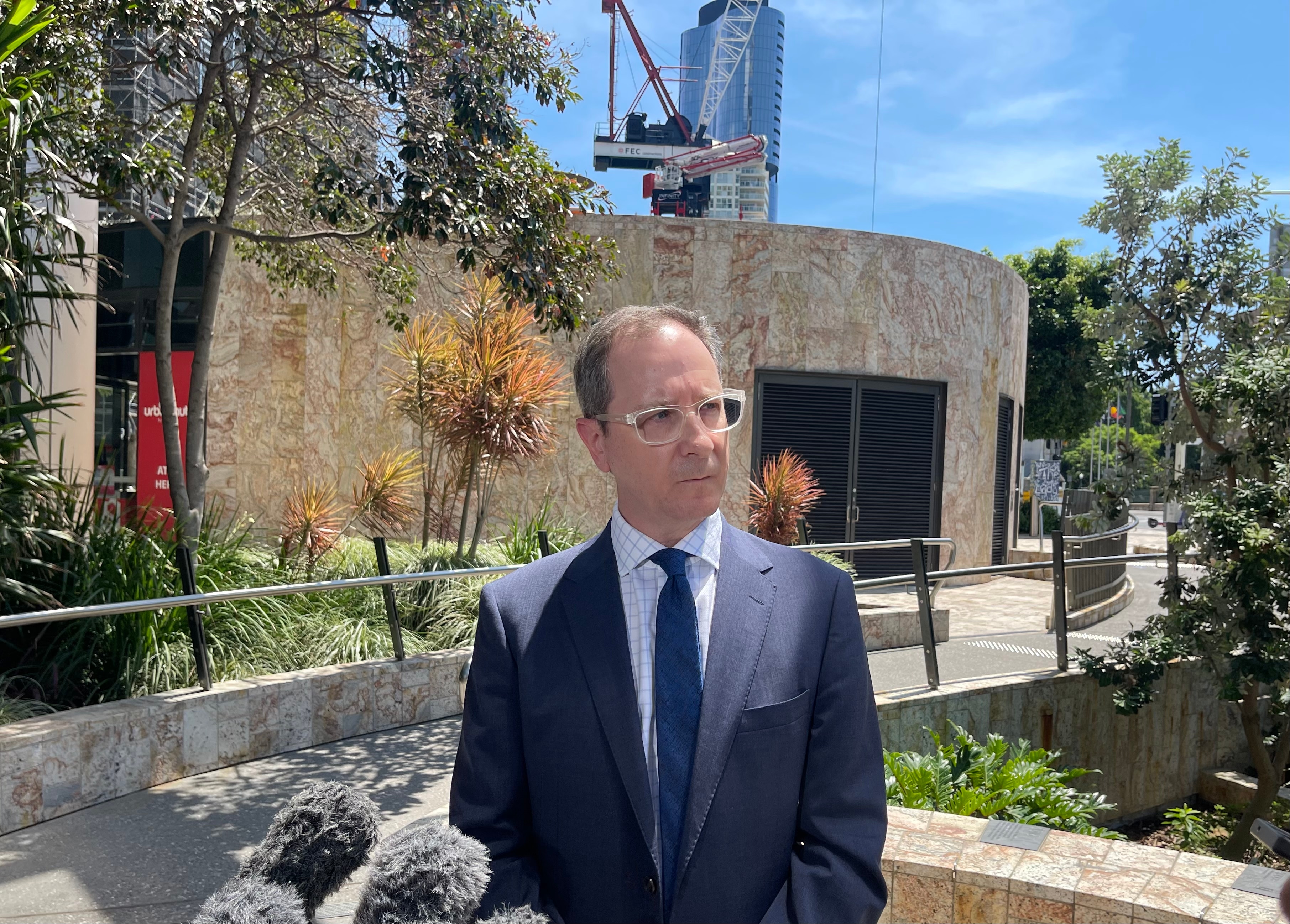 um homem atrás de um microfone