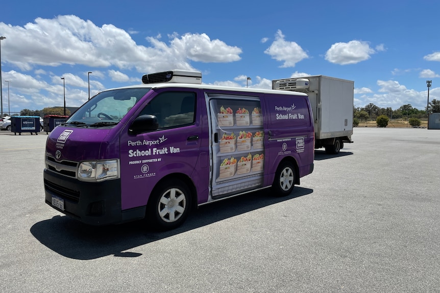 Bestelwagens van Voedselbanken op de parkeerplaats van hun magazijn 