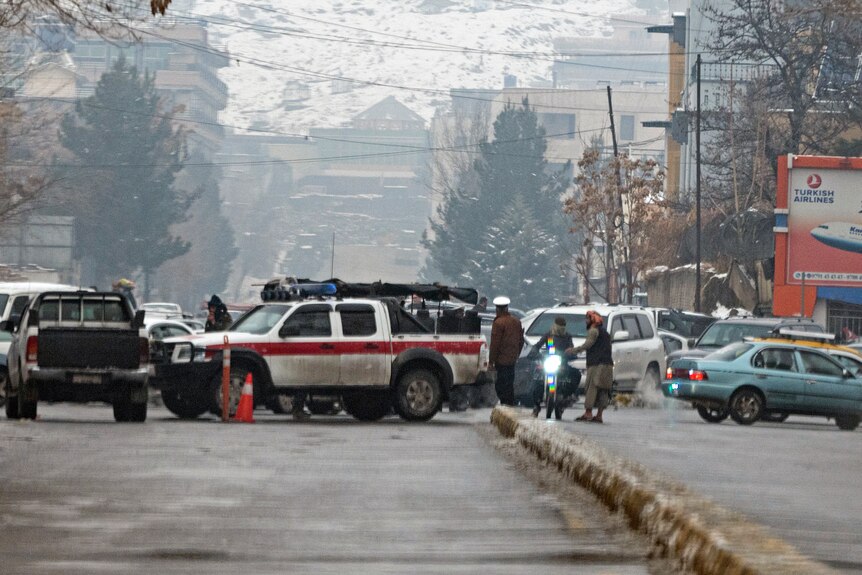 塔利班安全部队在自杀式爆炸后封锁了一条道路。