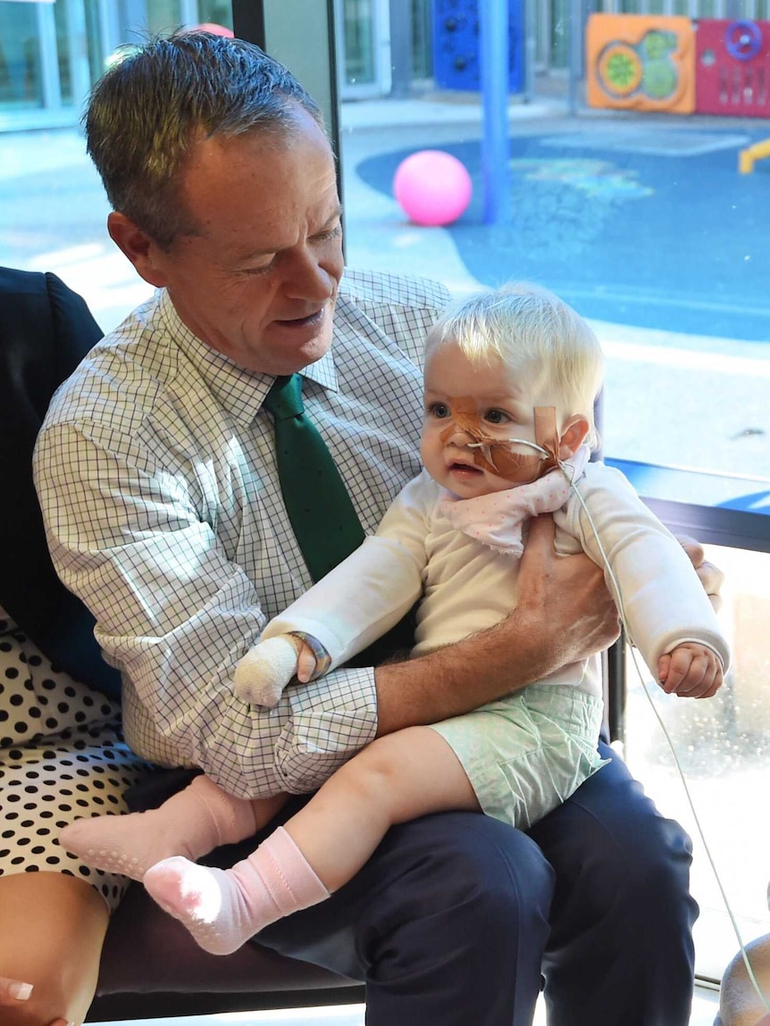 Bill Shorten visits a children's cancer ward at Townsville Hospital.