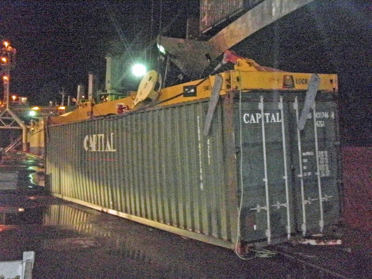 'Near miss' at wharf as 28-tonne container falls - ABC News
