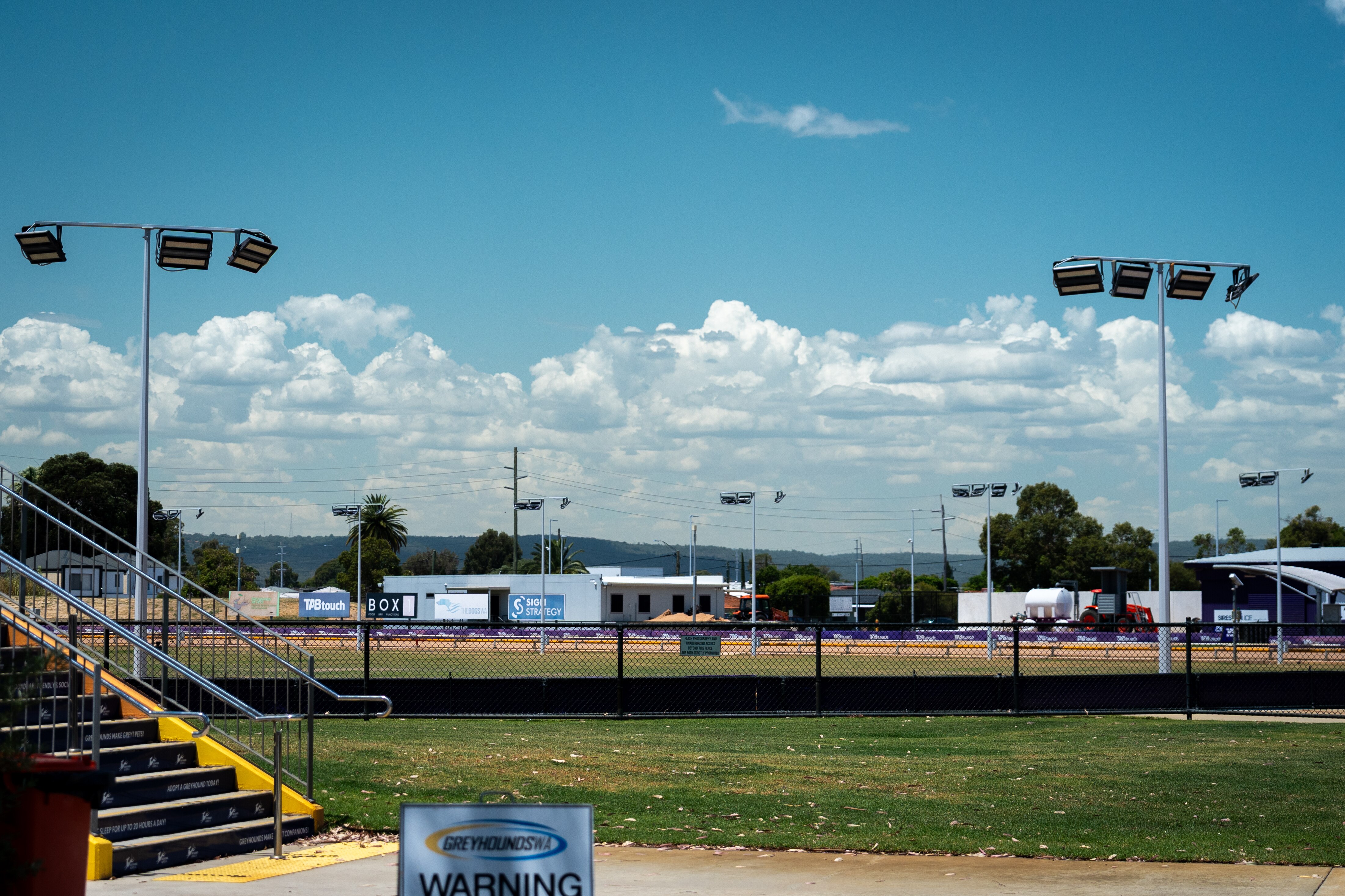 Una pista de carreras de galgos vacía