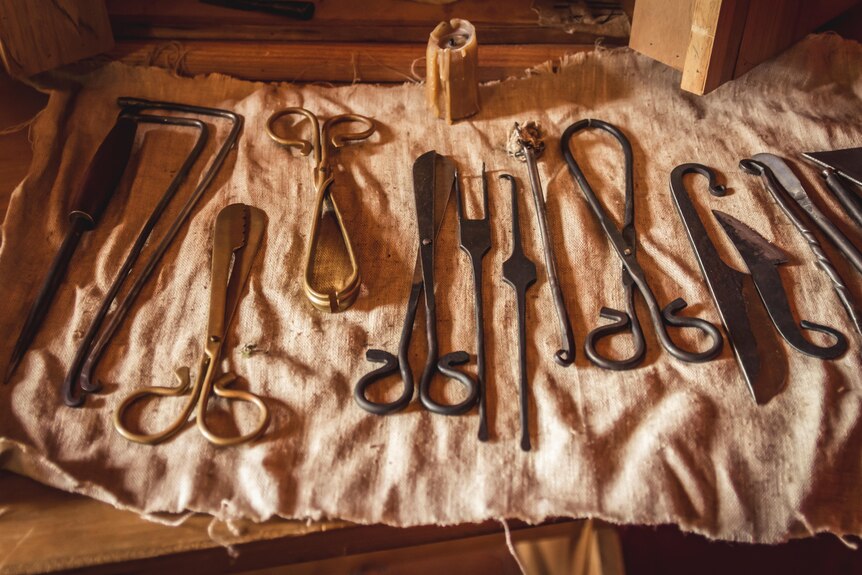 A collection of surgical tools from the Middle Ages.