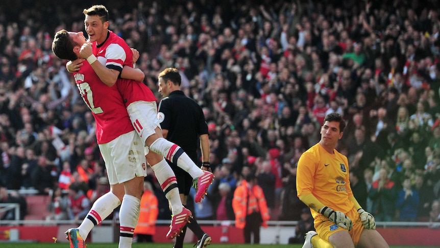 Arsenal's Oliver Giroud (L) and Mesut Ozil celebrate a goal against Everton in the FA Cup.