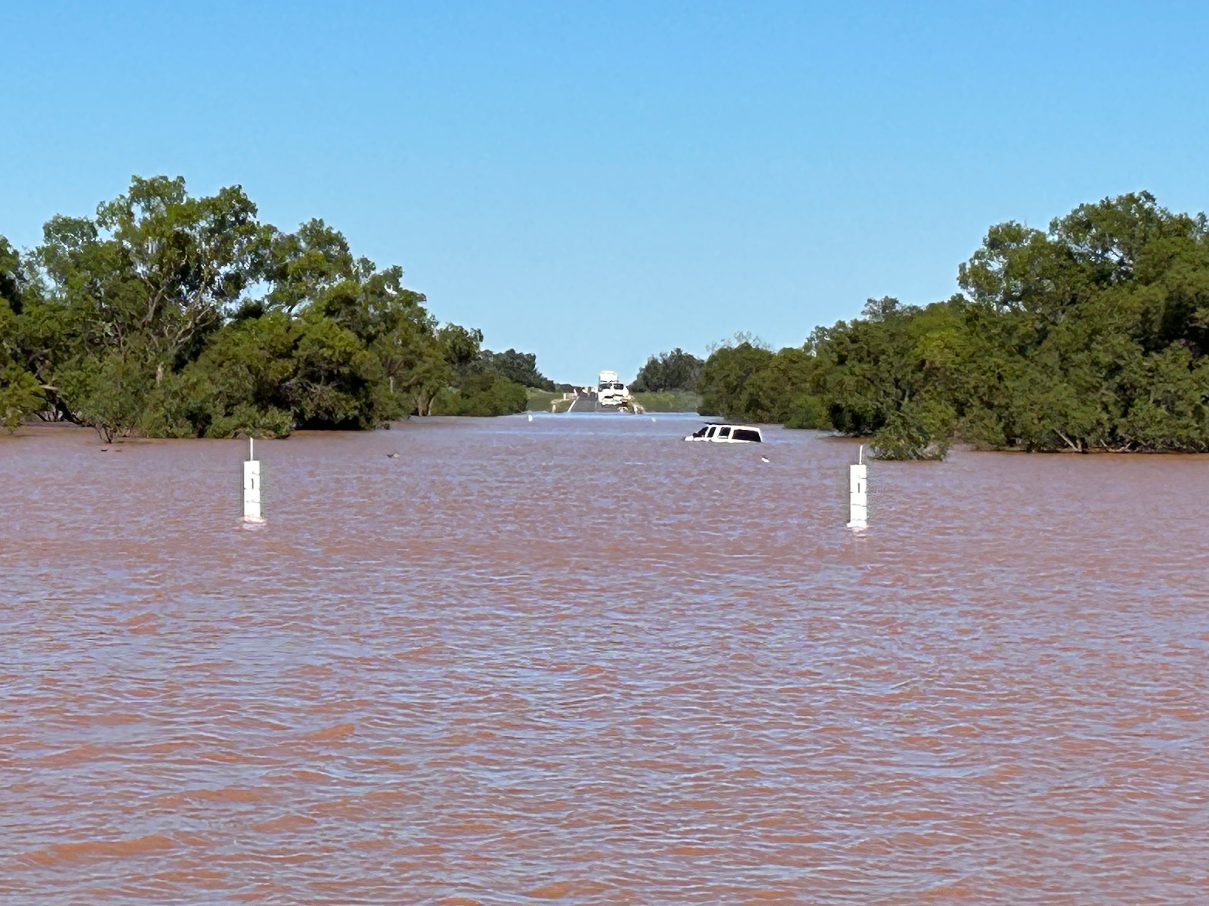 Vehicles 'totally submerged' in floodwaters on major highway in outback NSW