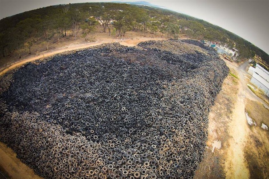 Une vue aérienne d'un énorme stock de pneus à Stawell, dans l'ouest de Victoria.