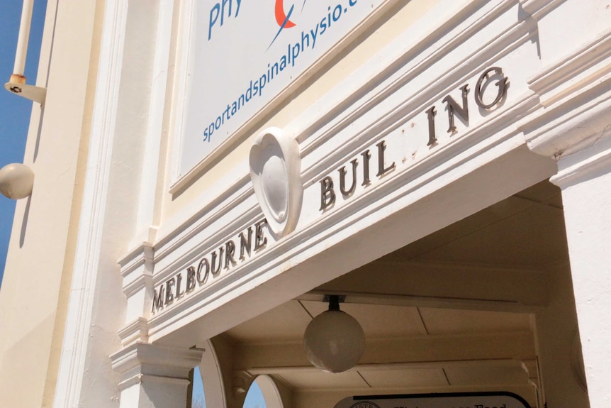 A sign for the Melbourne Building with a missing 'd'.