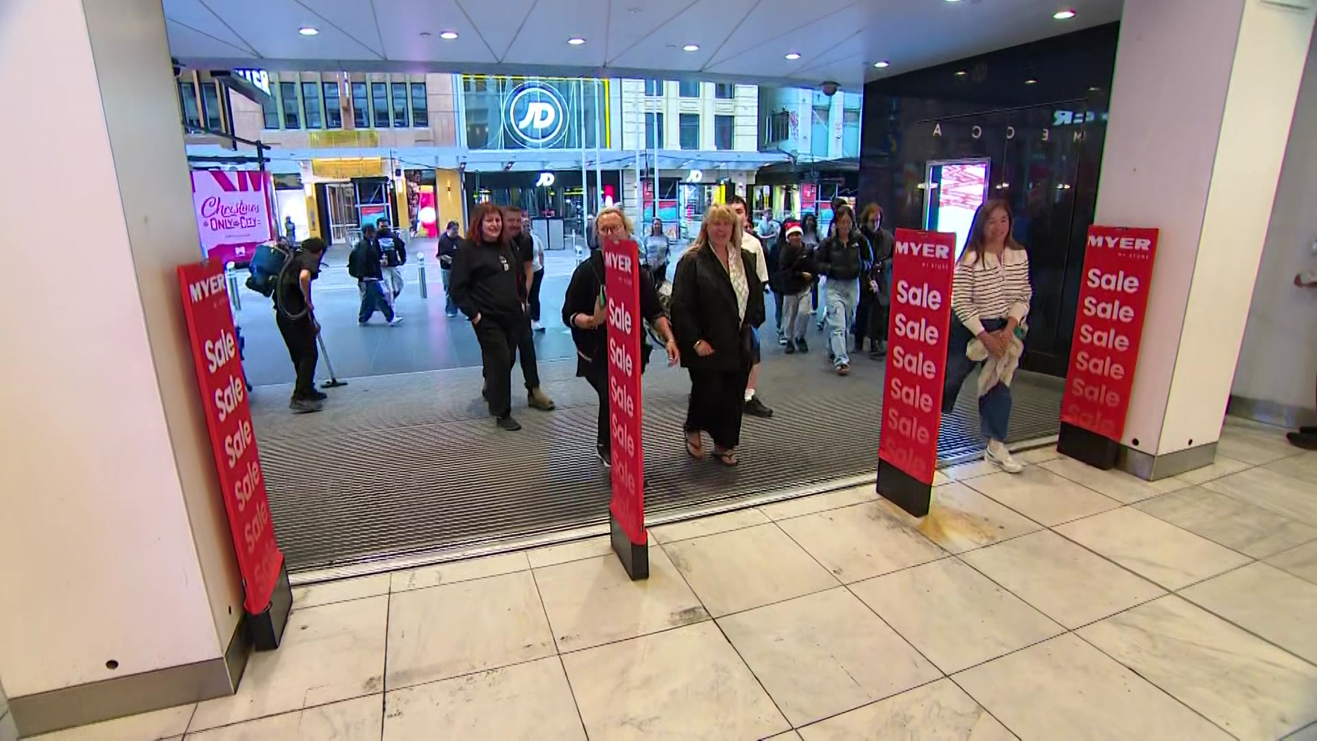 Clientes entrando em uma loja.
