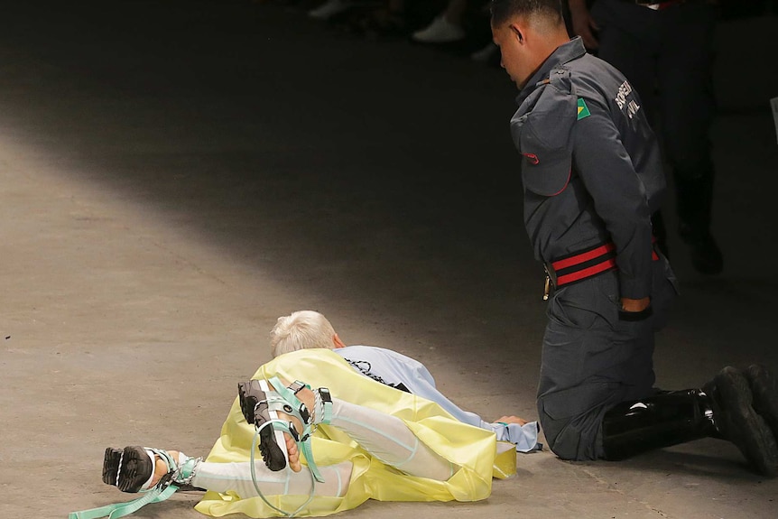 Model Tales Soares dies after falling on catwalk fashion show in Brazil - ABC