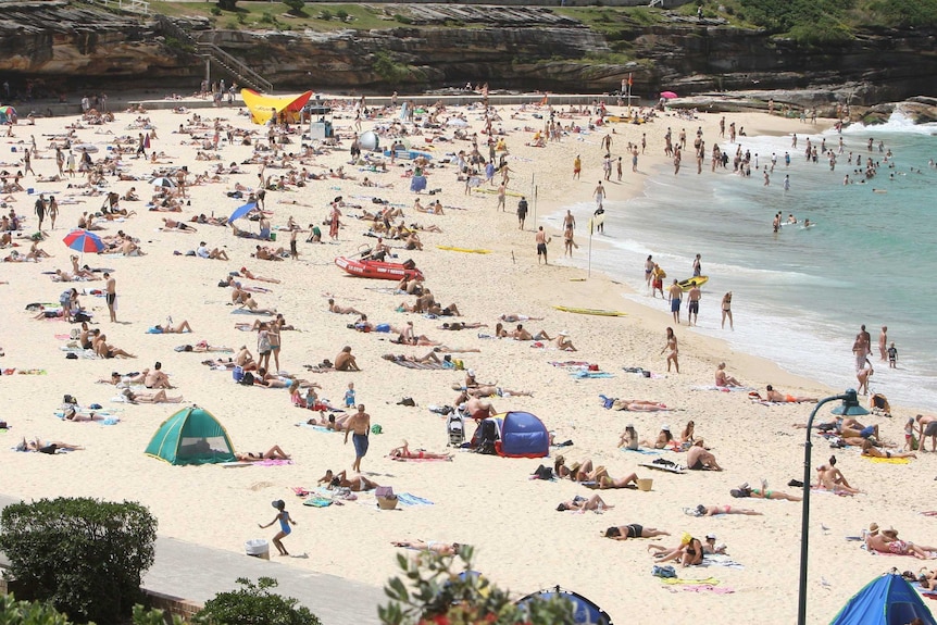 People on Bronte Beach from a southerly view.