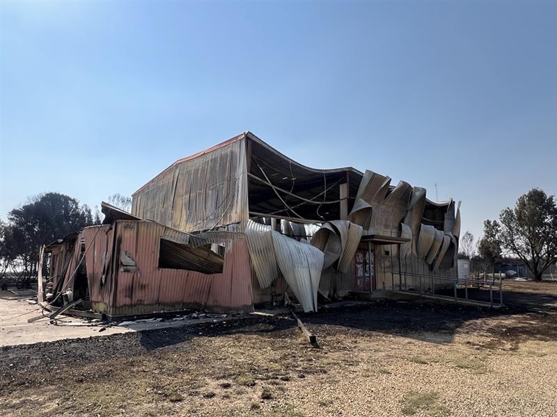 Un edificio de dos pisos quemado