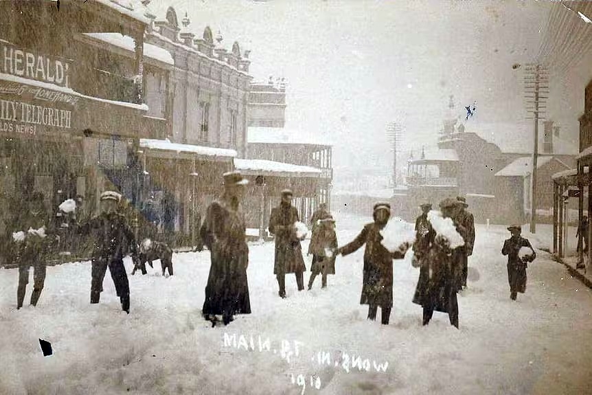 'Christmas card scene': Snowy winters in regional NSW melting into history