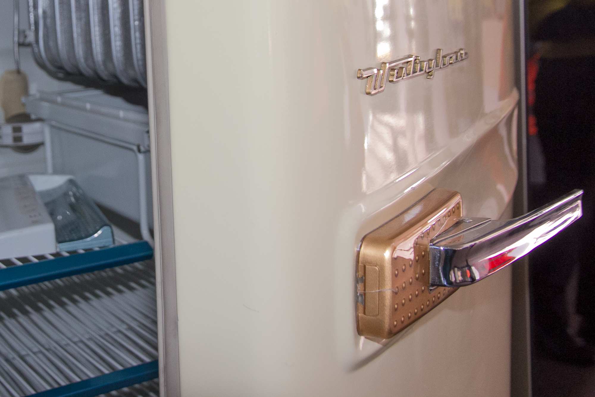 Холодильник не открывается. Красивый холодильник. Холодильник дверка. Оттаивание дверцы холодильника. Открытый холодильник.