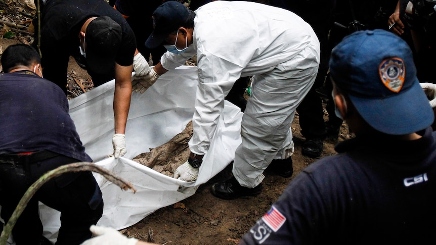 马来西亚因 2015 年发现乱葬坑和人口贩卖营地而对四名泰国人提出指控
