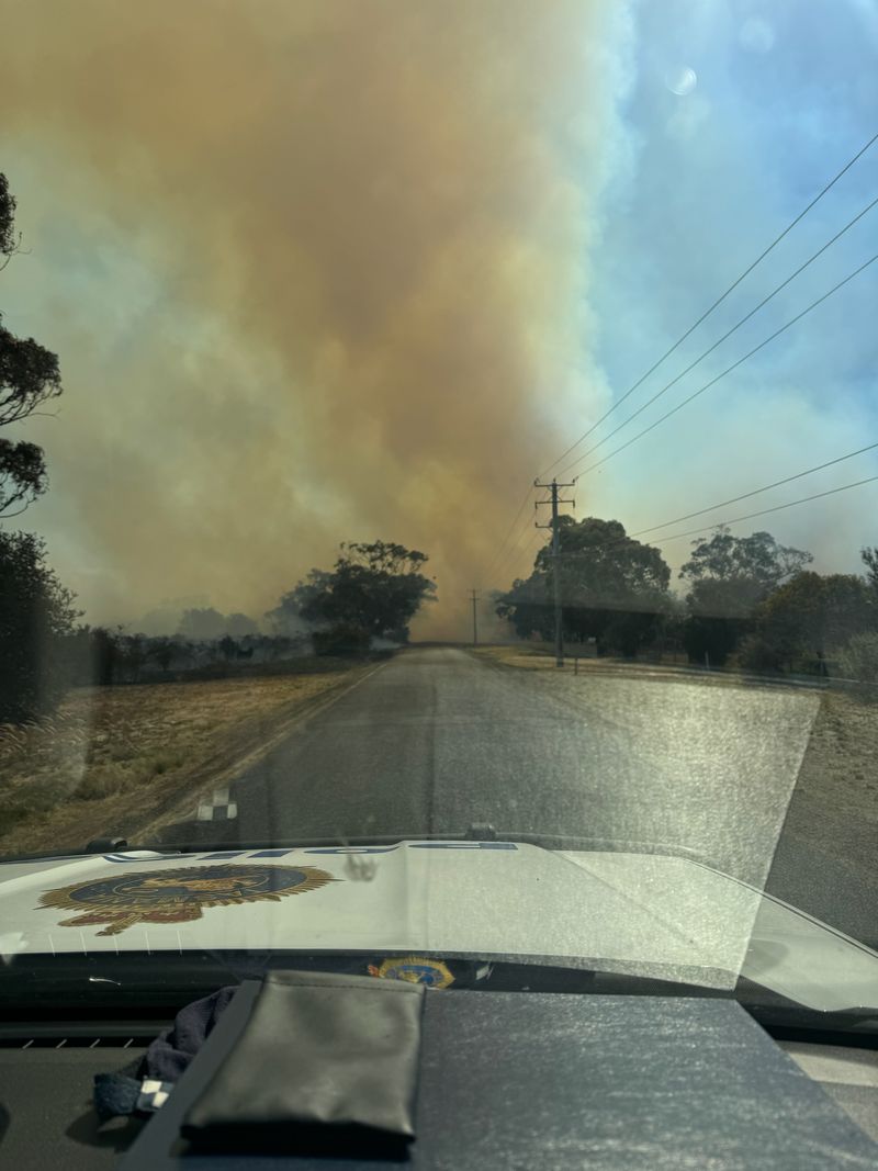 Nube de fuego al final de una carretera vista desde un coche