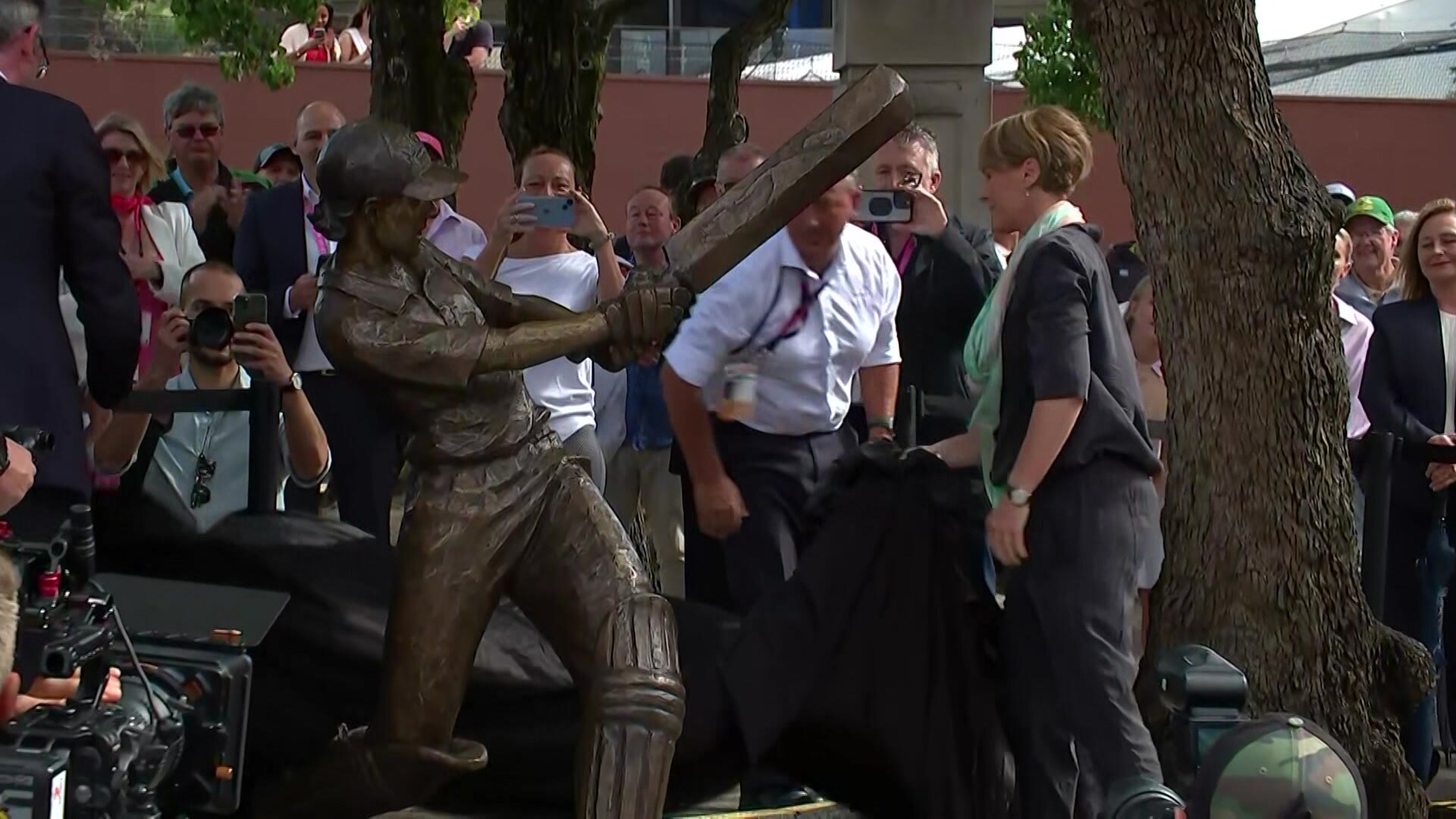 SCG unveils statue of former cricketer Belinda Clark - ABC News