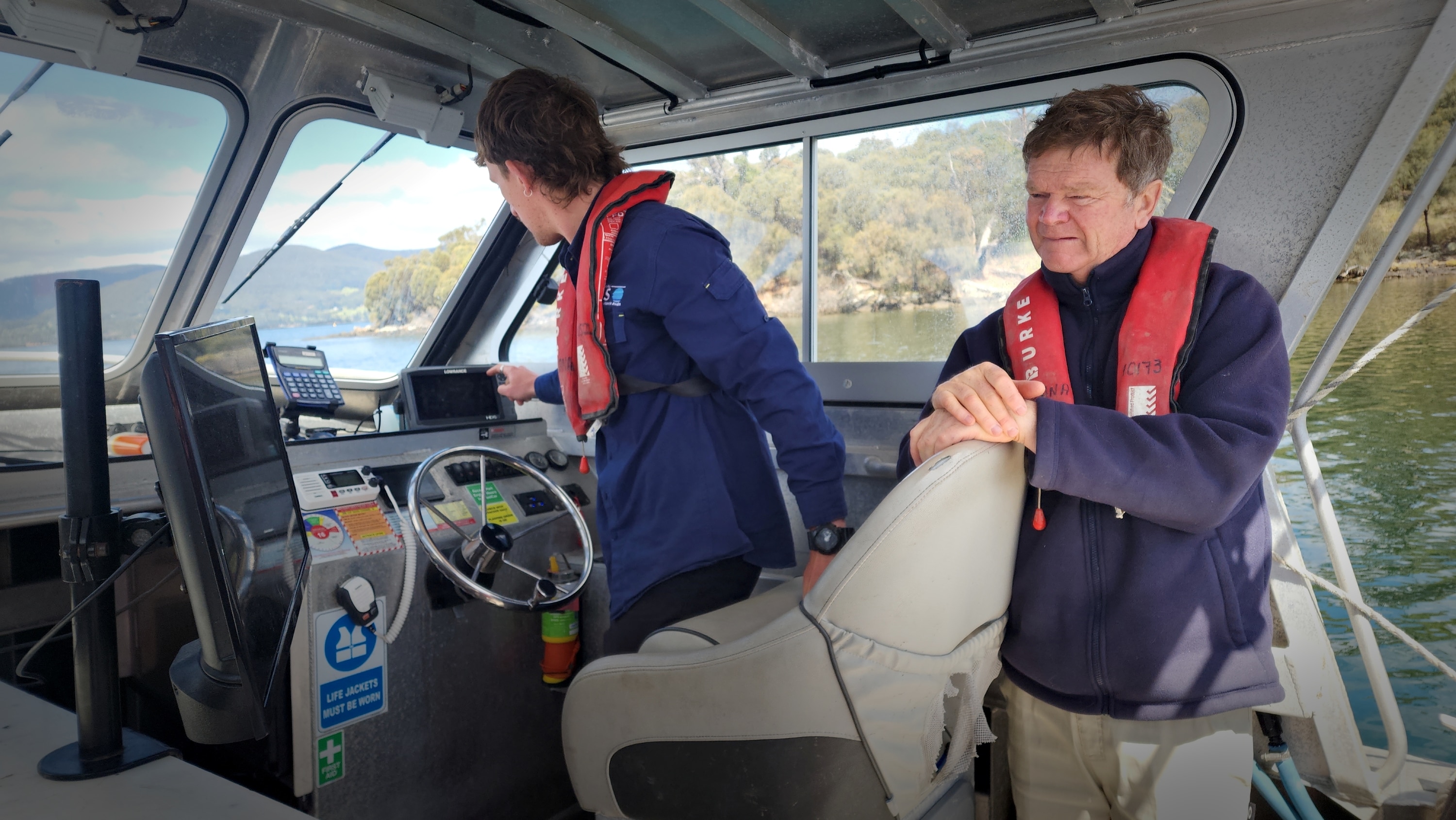 Dois homens num barco.