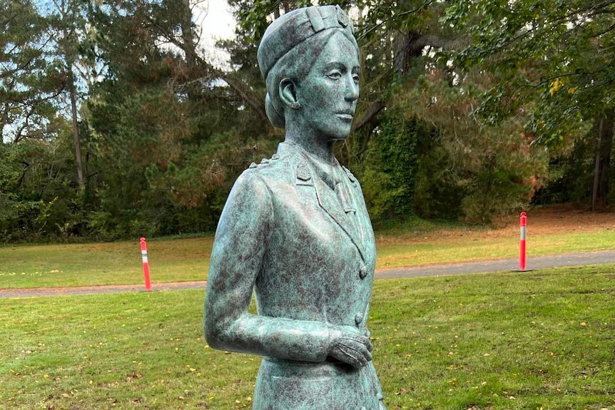 Full Vera statue
