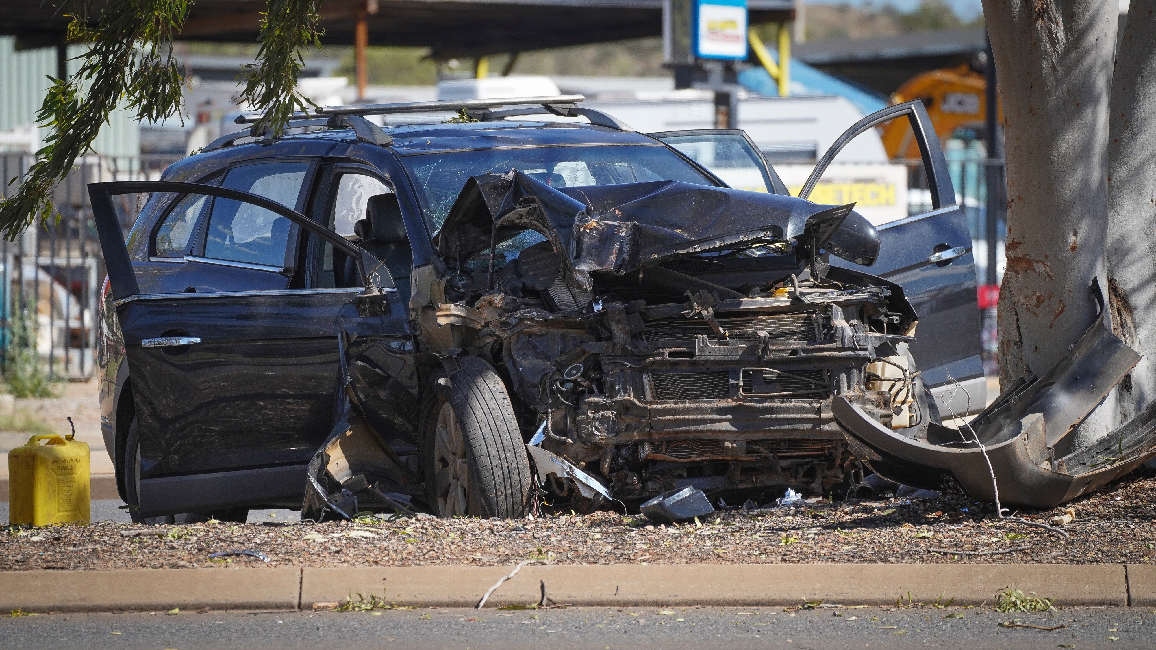 NT Police find driver at crash scene with stab wounds, arrest 22yo suspect