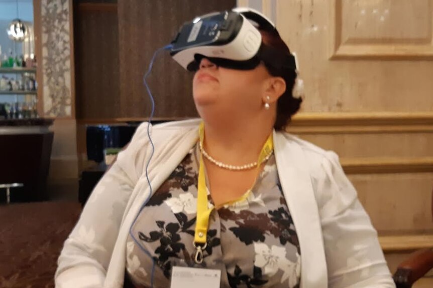 Julie-Ann Lambourne memakai 'Virtual Reality' yang digunakannya untuk memberdayakan masyarakat Aborijin.