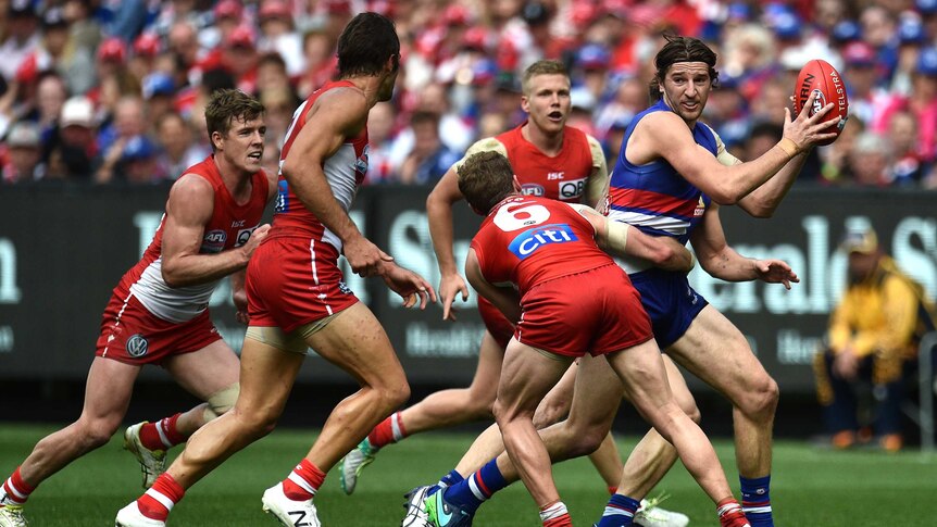 The Bulldogs' Marcus Bontempelli (R) in action during the 32016 AFL grand final against Sydney.