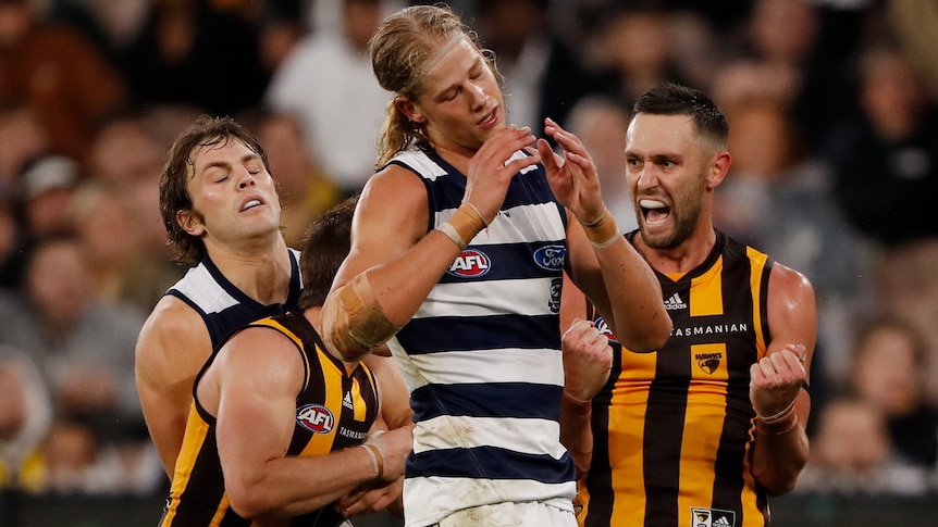 La rivalité classique livre à nouveau alors que Hawthorn se faufile à la maison contre Geelong dans le thriller du lundi de Pâques