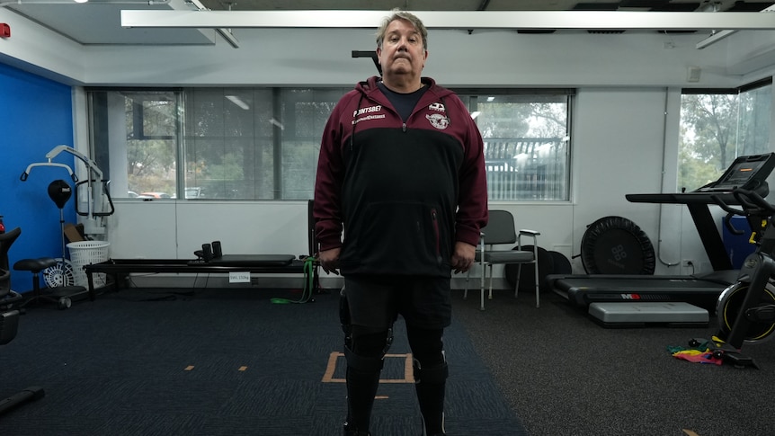 Man wearing leg brace in a physiotherapist's office.