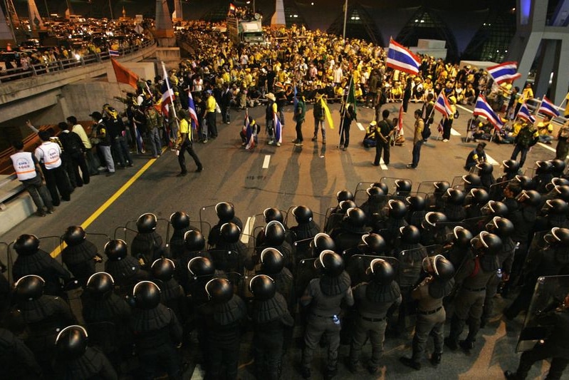 Protesters block entry to Bangkok airport
