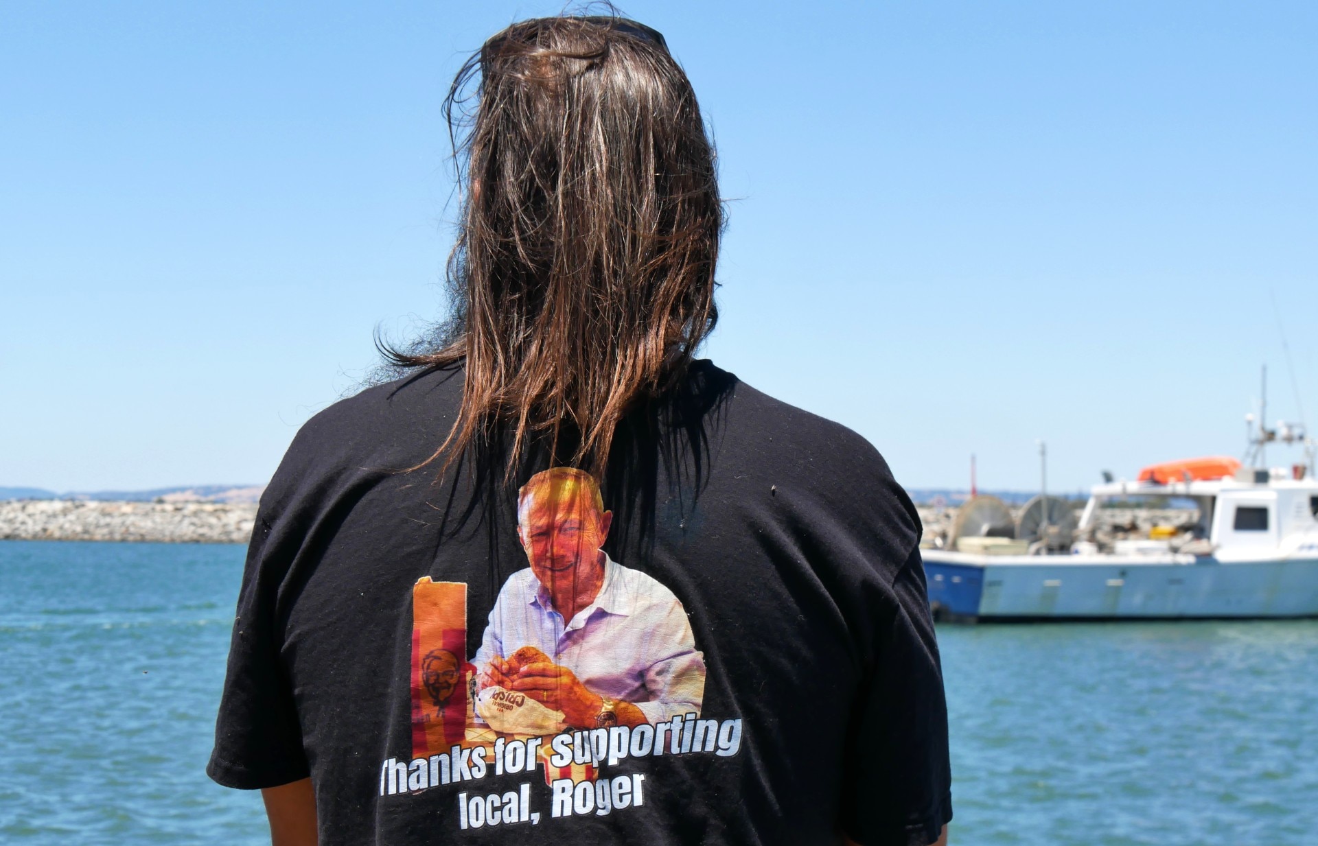 Um homem vestindo uma camiseta que diz 