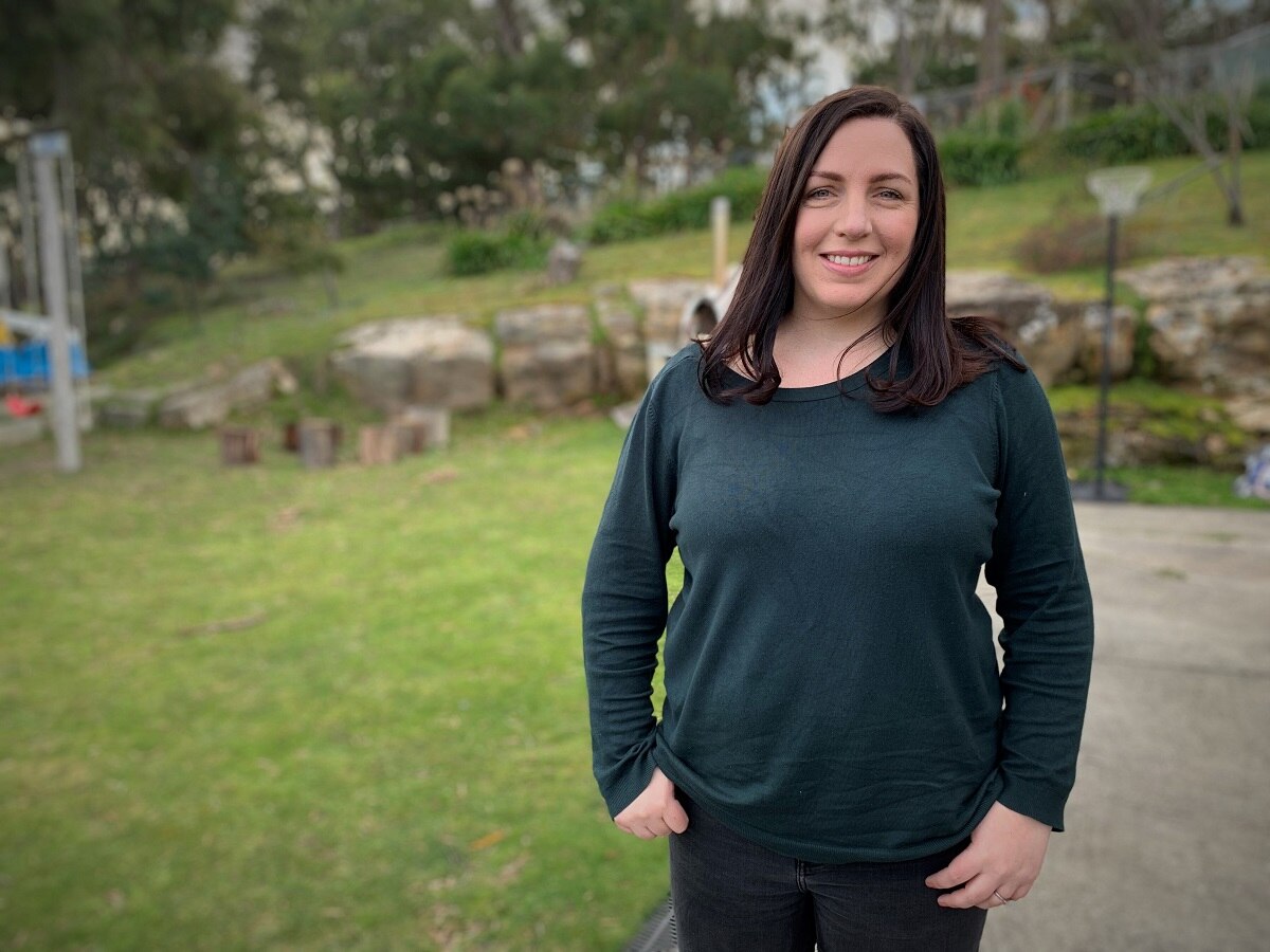 Kerri-Louise Hooper mira a la cámara.