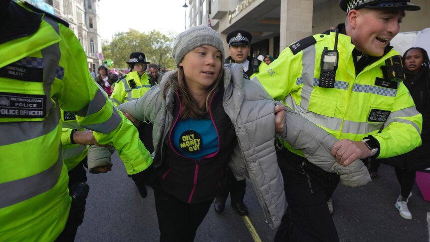 L’attivista climatica Greta Thunberg viene arrestata durante una protesta a Londra davanti all’Oil and Gas Forum