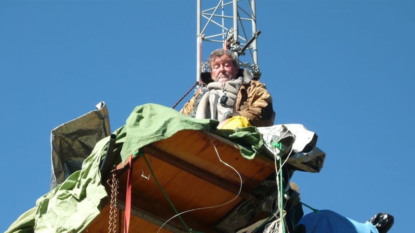 Cooma grazier Peter Spencer chained to a wind mast 18 metres above the ground