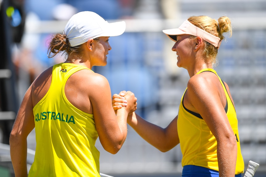 Ashleigh Barty shakes hands with Marta Kostyuk