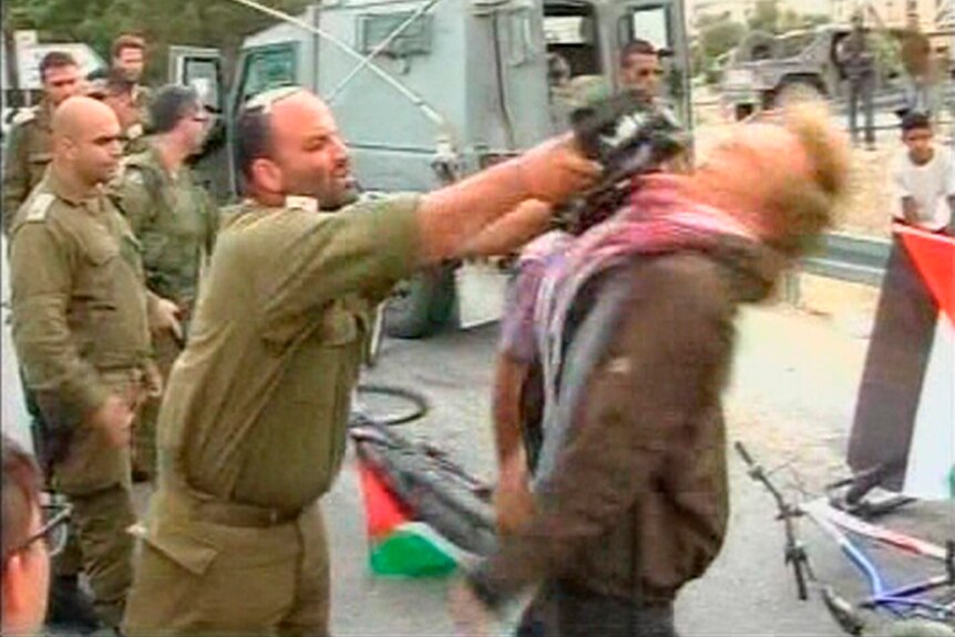 Israeli army Lieutenant-Colonel using rifle to strike pro-Palestinian protester near Jericho