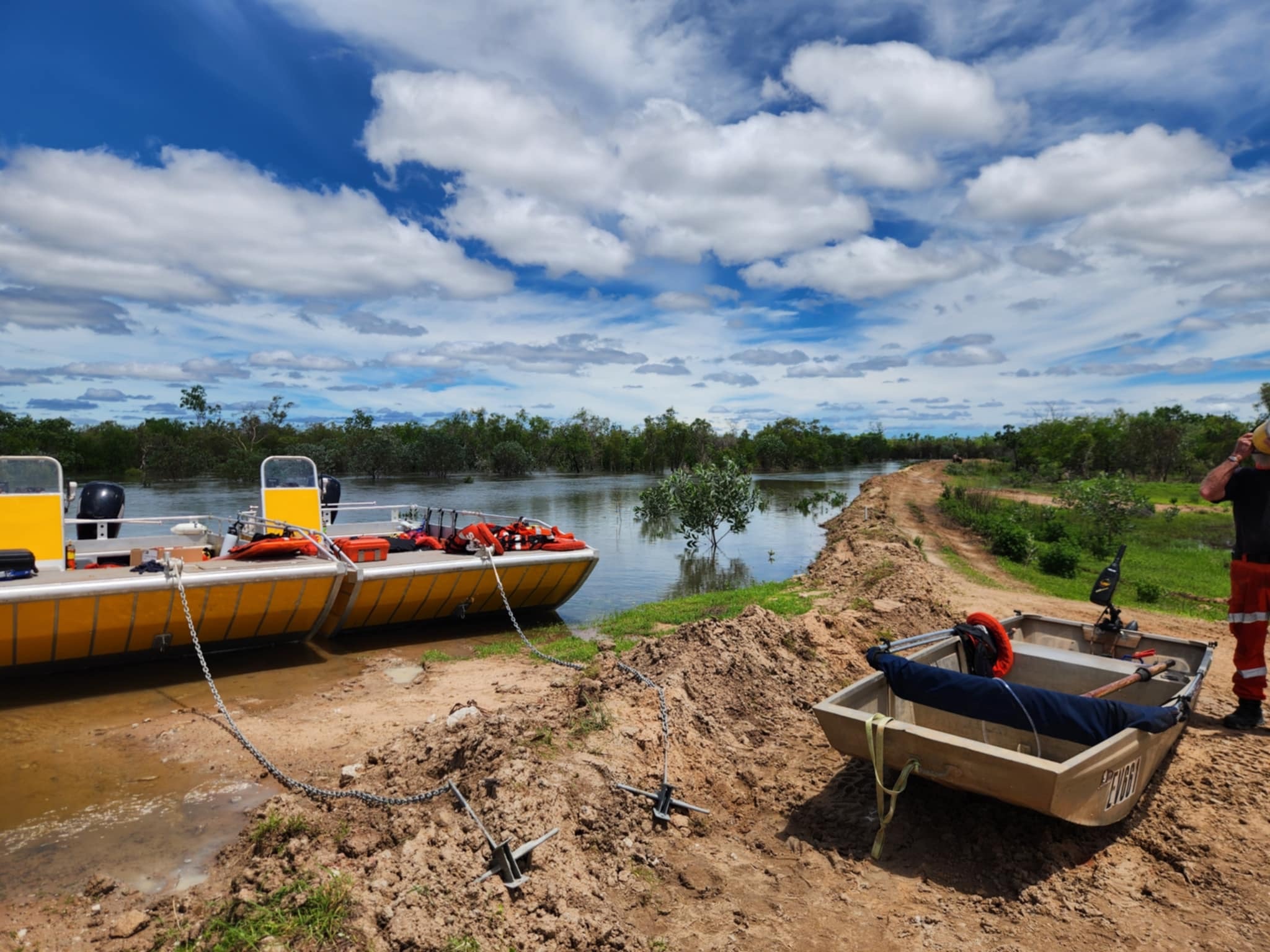 barco se preparando para inundações
