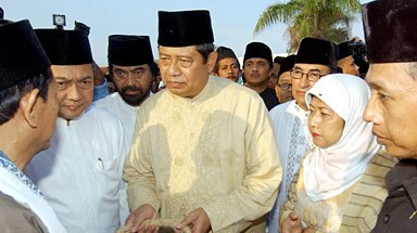 Indonesian President Susilo Bambang Yudhoyono arrives at the Baiturrahman mosque