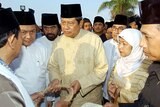 Indonesian President Susilo Bambang Yudhoyono arrives at the Baiturrahman mosque