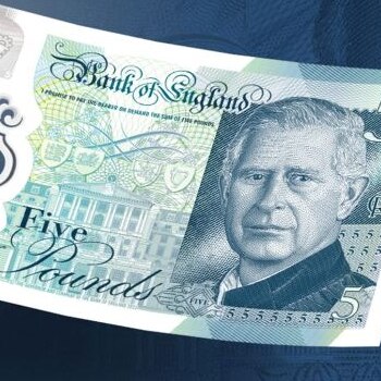 bank note with a mans face on it with blue colour