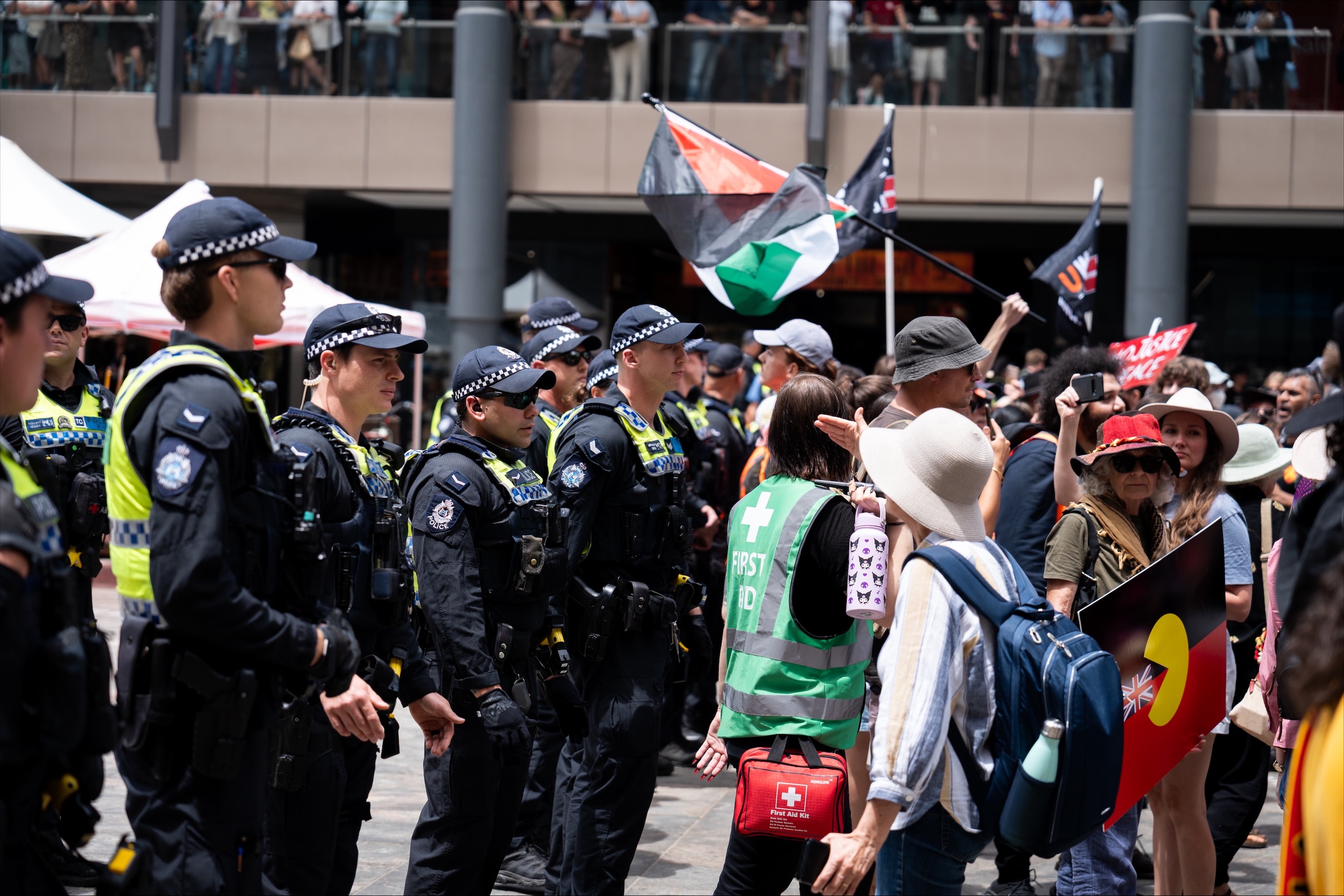 La policía y la gente en una manifestación forman una cola juntos