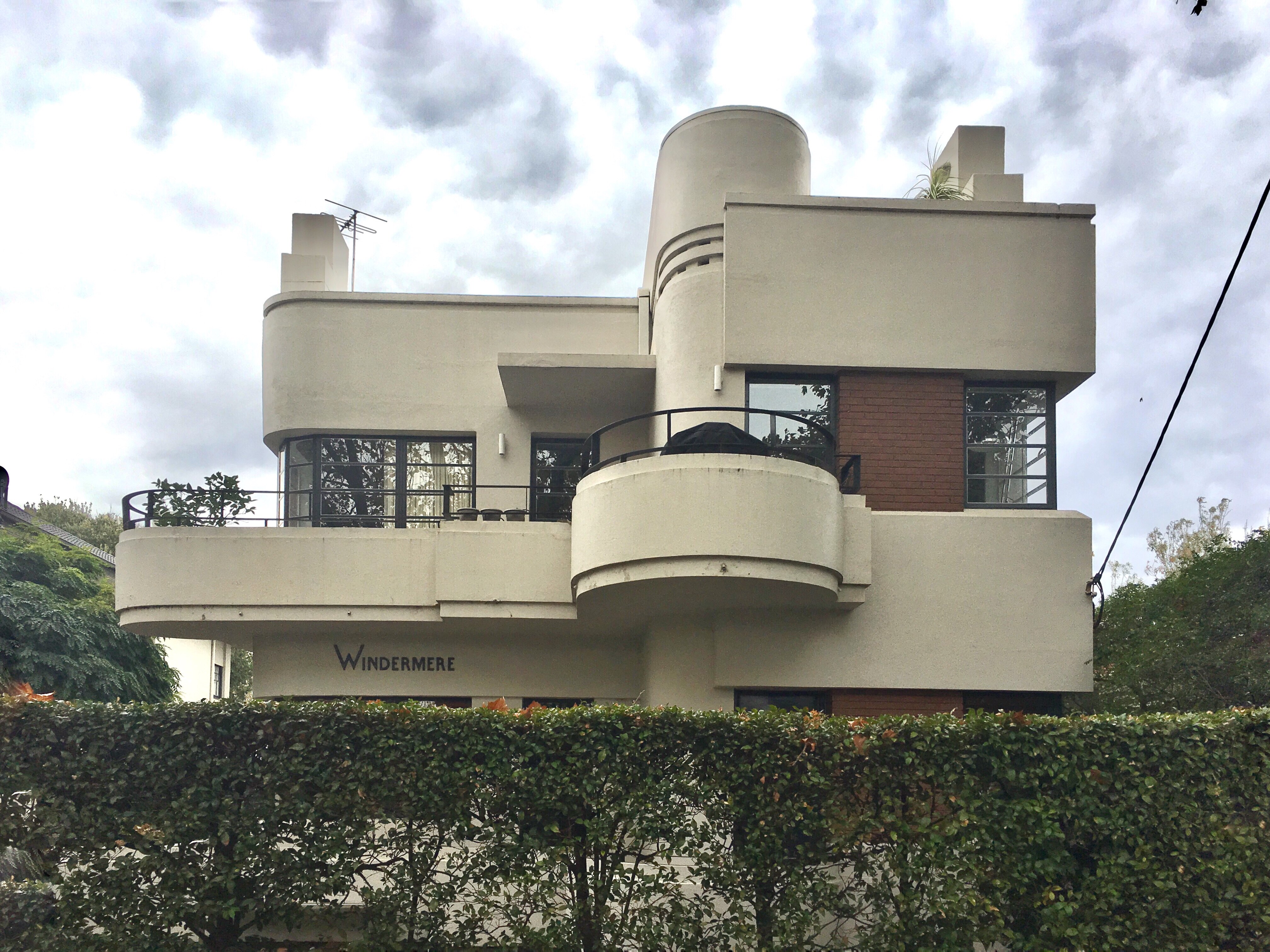 Здание с апартаментами в ар -деко с изогнутыми балюнами и черными балюстрадами