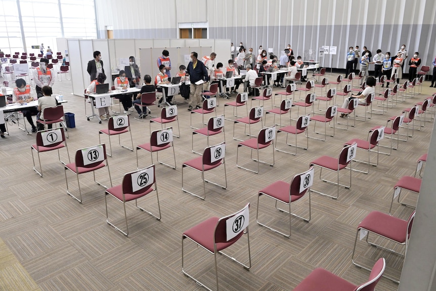 Des rangées de chaises vides dans un centre de vaccination à grande échelle à Osaka 