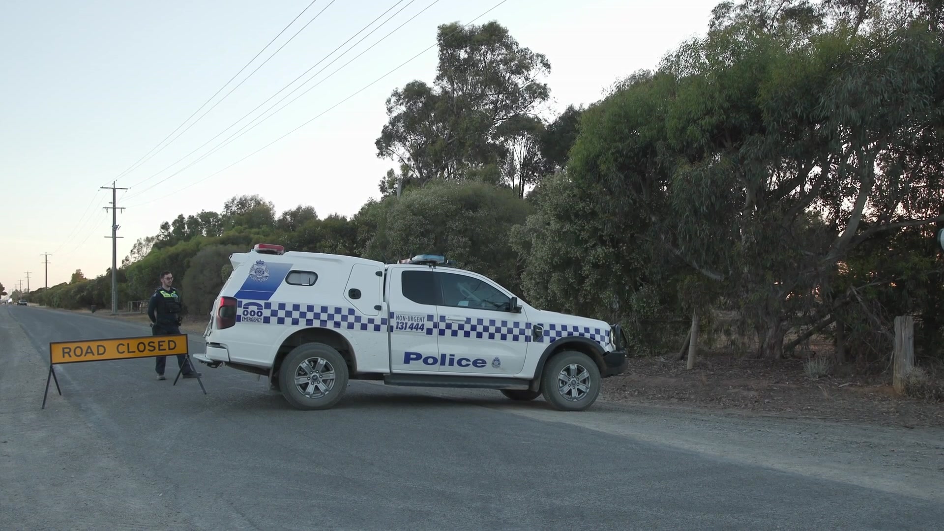 Coche de policía y cartel amarillo en el lugar del accidente.