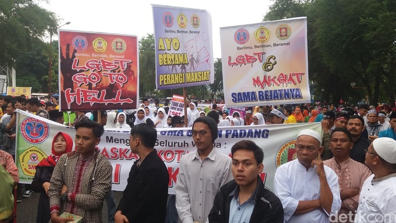 Thousands attend local government initiative of 'Padang anti-vice' to eradicate the LGBT community holding posters.